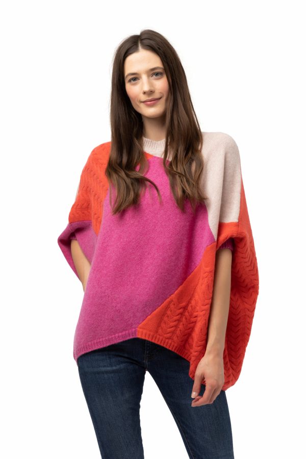 En rundhalsad poncho med ärm cerise