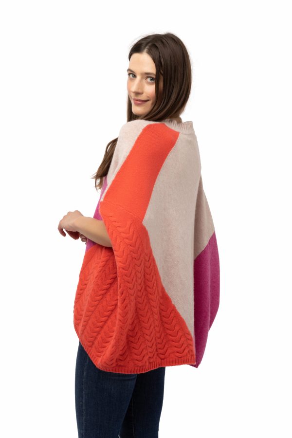 En rundhalsad poncho med ärm cerise