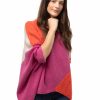 En rundhalsad poncho med ärm cerise