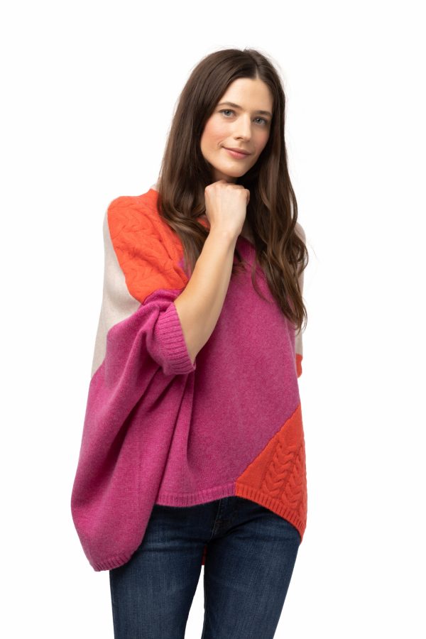 En rundhalsad poncho med ärm cerise