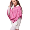 Inez poncho - hundtandsmönstrad poncho med dekorativa knappar naturvit/cerise