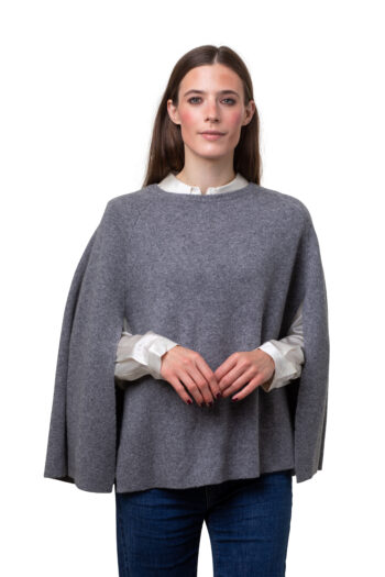 Cap klassisk - vacker cape i slätstickad cashmere, silvergrå